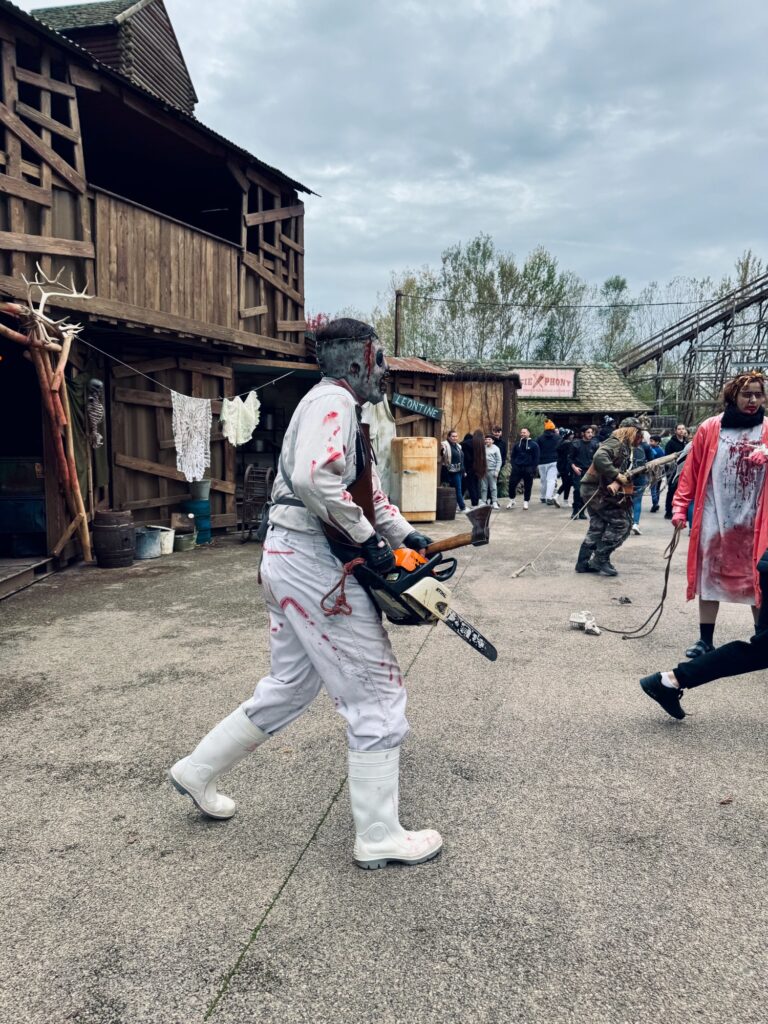 Walibi Rhone Alpes famille Woodstock Halloween tronçoneuse